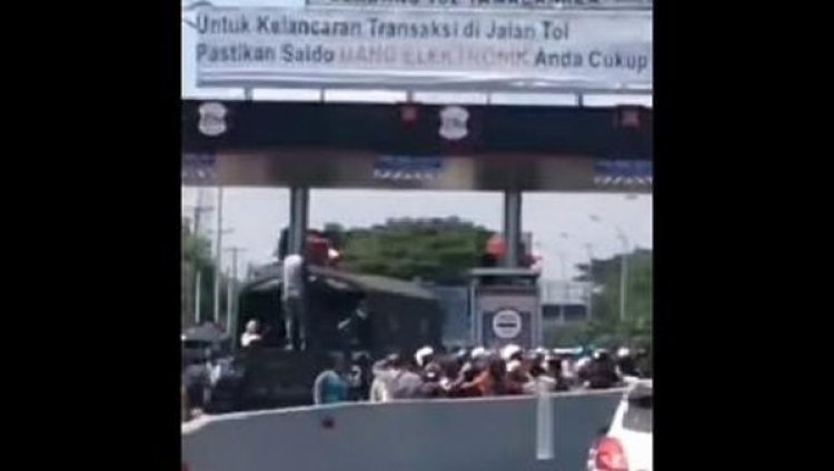 Aksi Brutal Pemotor Pengantar Jenazah Terobos Jalan Tol dan Keroyok Petugas, Pengelola: Tidak Bisa Dihentikan