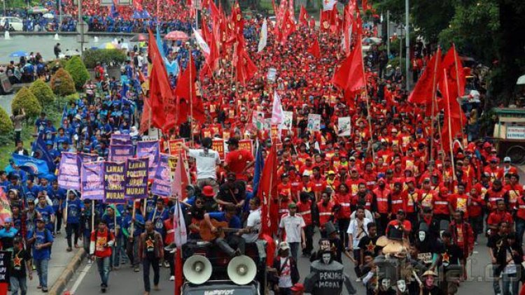 Aksi Unjuk Rasa, Buruh Tagih THR dan Minta Cabut UU Ciptaker