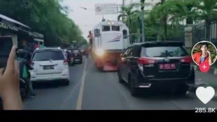 Viral Mobil Halangi Kereta Api, Netizen: Suruh Mundur Keretanya Woy, Mobil Pejabat Mau Lewat!