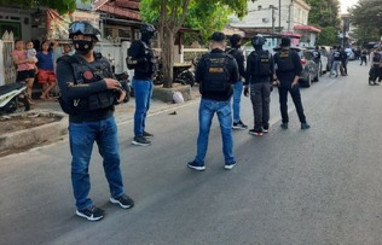 Heboh! Densus 88 Geledah Eks Markas FPI di Makassar, Warga: Tidak Tahu, Tiba-tiba Banyak Polisi di Sini