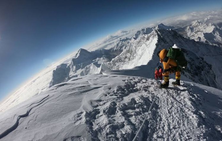 Terpapar COVID-19, Puluhan Pendaki di Gunung Everest Dievakuasi