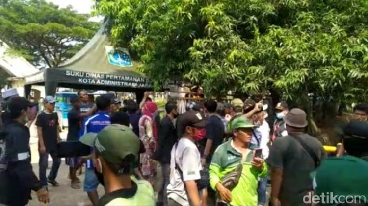 Pagar TPU Jebol oleh Peziarah, MUI: Ziarah itu Sebaiknya Hindari Berkumpul Saat Pandemi