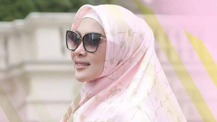Lebaran, Syahrini Dihujat Habis-habisan Netizen: Bisa Ya Pakai Mukena Melekuk Gitu?