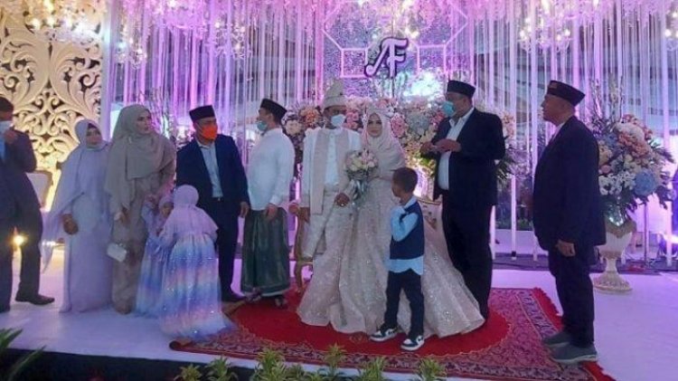 Luar Biasa! Resepsi Pernikahan UAS dan Fatimah Az Zahra, Dihadiri Tokoh Atas dan Artis Hijrah