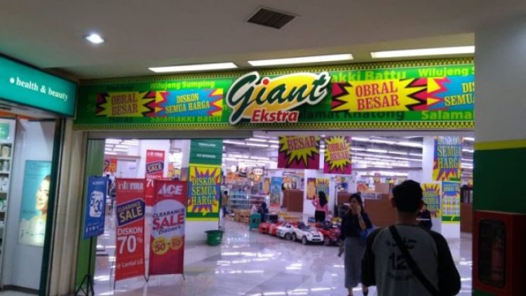 Viral! Tangis Haru Karyawan Saat Giant Ditutup: Sedih Sih Sebenarnya, Tapi Hidup Kita Masih Terus Berjalan