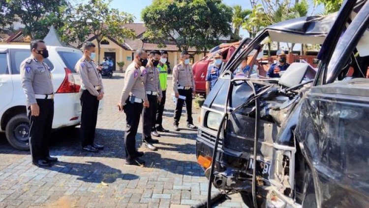 Usai Tabrak Pohon, Pikap Maut Ini Tewaskan 8 Orang Rombongan Arisan