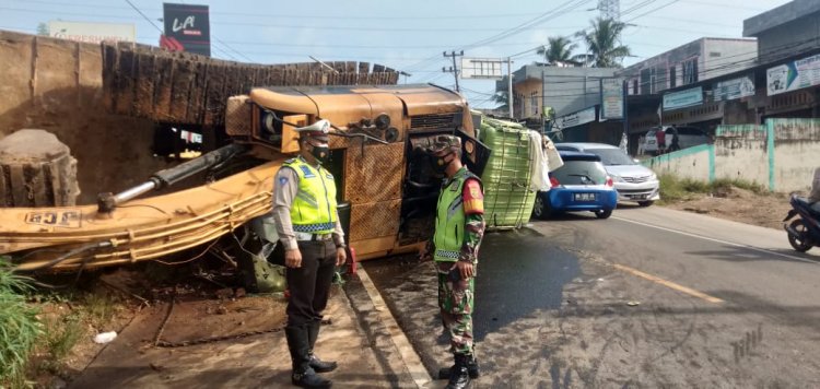 Tak Kuat Nanjak, Truck Pengangkut Alat Berat Terbalik di Muarojambi