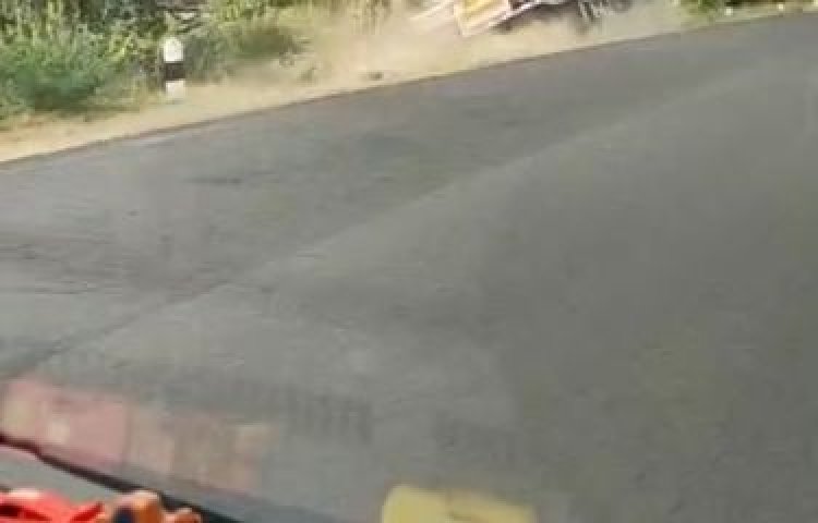 Viral! Truk Tangki Pertamina Nyungsep Parit di Madiun