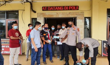 Wakapolres Bungo Bagikan Masker ke Peserta Aksi Unjuk Rasa: Semoga Terhindar dari Covid-19