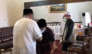 SANTUN! Gubernur Jambi Terpilih Al Haris Cium Tangan CE di Sarolangun