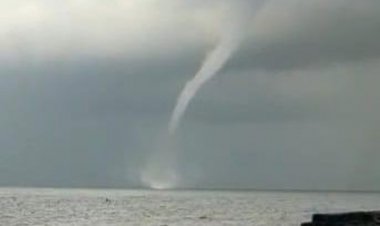 Puting Beliung Muncul dan 'Berjoget' di Selat Bali