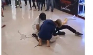 Viral! Pria Digigit Ular Miliknya Sendiri di Mal, Warga yang Melihat Panik