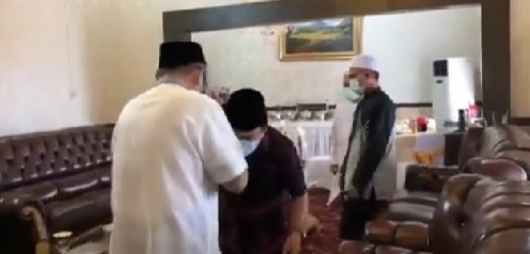 SANTUN! Gubernur Jambi Terpilih Al Haris Cium Tangan CE di Sarolangun