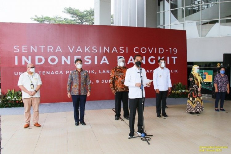 Tinjau Vaksinasi di RSUI, Jokowi Minta Target Masuk 700 Ribu Perhari