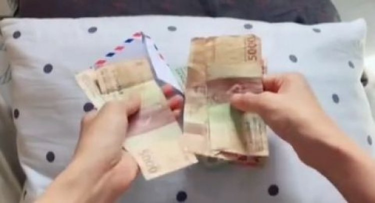 Viral Istri Buka Amplop Gaji dari Guru Bikin Terharu...
