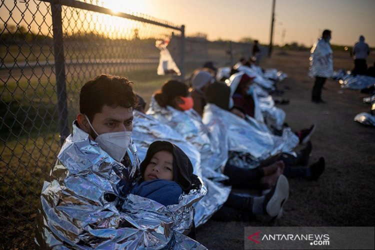 "Bahagia", Pencari Suaka Honduras Bersatu dengan Keluarganya di AS