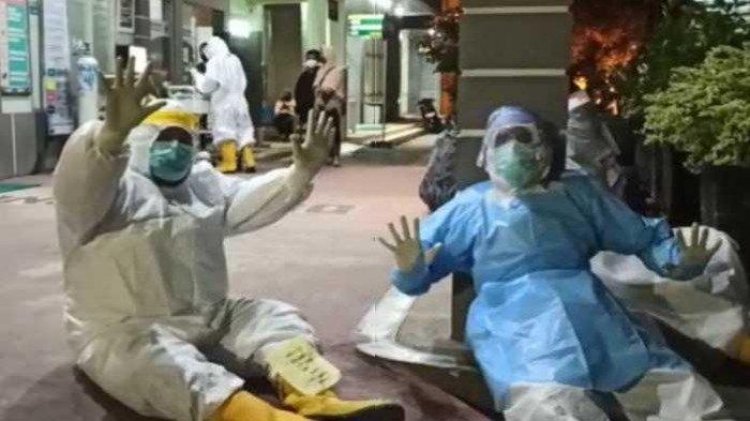 Viral Video Pasien Covid-19 Membludak, Nakes Pun Lesehan di Depan IGD