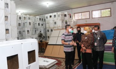 Dukung Kesuksesan PSU Pilgub Jambi, Pj Gubernur Tinjau Logistik KPU