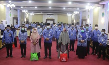 Sekda Sudirman Serahkan Bingkisan Idul Fitri dan Santunan Uang Duka Anggota Korpri