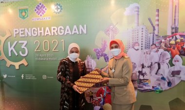 Pj.Gubernur  Jambi Dianugerahi Penghargaan K3 dari Menteri Ketenagakerjaan