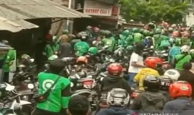 Heboh Ojol Bentrok dengan Debt Collector Hingga Aksi Lempar Helm