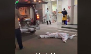 Viral! Sopir Ambulans Masih Gunakan APD Baring di Depan sebuah IGD, Netizen: Semoga Lelah Kalian menjadi Berkah