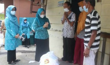 Blusukan, Ibu Gubernur Jambi Bagi Sembako ke Warga Terdampak, Ingatkan Tetap Patuhi Prokes