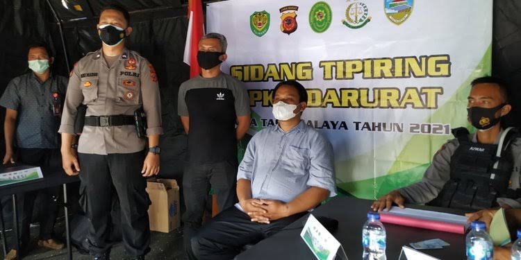 Duh! Tukang Bubur Terkenal Ini Didenda Rp5 Juta, Gegara 4 Pembeli "Ngeyel" Makan di Tempat