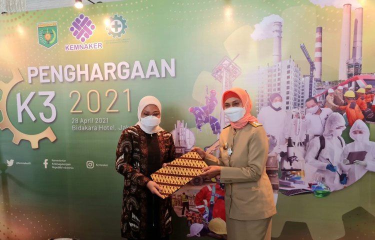 Pj.Gubernur  Jambi Dianugerahi Penghargaan K3 dari Menteri Ketenagakerjaan