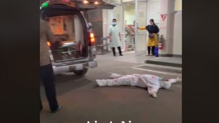 Viral! Sopir Ambulans Masih Gunakan APD Baring di Depan sebuah IGD, Netizen: Semoga Lelah Kalian menjadi Berkah