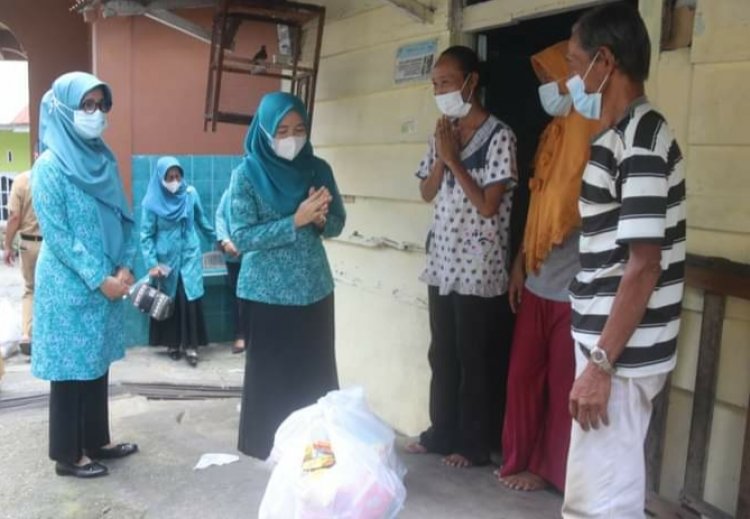 Blusukan, Ibu Gubernur Jambi Bagi Sembako ke Warga Terdampak, Ingatkan Tetap Patuhi Prokes