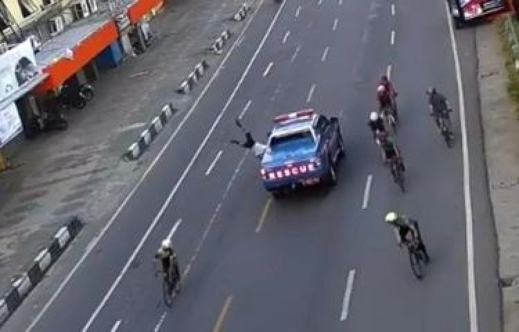 Viral! Mobil Rescue Tabrak Lari Pesepeda di Makassar