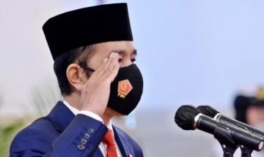 Cak Nun Blak-blakan Siapa Sosok yang Berkuasa di Belakang Presiden Jokowi