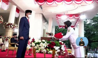 Pimpin Penurunan Bendera Merah Putih, Jokowi Gunakan Setelan Biru Dongker