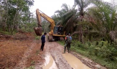 Bantu TNI Membuka Jalan saat Pra TMMD ke -112 Kodim Bute, Warga Tebo: Kami Senang Jalan Ini Digarap