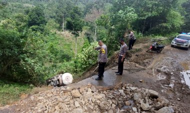 Nekat Terobos Jalan Longsor, Mobil Pengangkut Semen Terjun ke Jurang