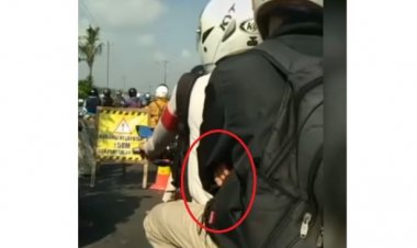 Viral Aksi Pria di Atas Motor Tunggu Kemacetan, Lihat Apa yang Dilakukannya, Netizen Pun Berkomentar