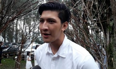 Sering Pakai Kalung Salib, Aditya Zoni Pindah Agama?