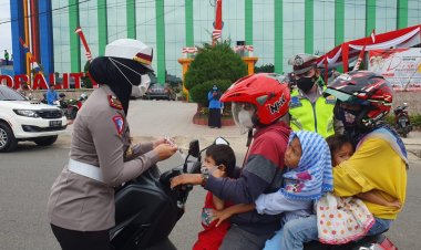 Polwan Lakukan Bagi Vitamin dan Masker, Polres Bungo Gelar Vaksinasi Massal di STKIP Muhammadiyah