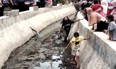 Duh! Warga Cirebon Lompat ke Saluran Air Demi Bingkisan Presiden Jokowi