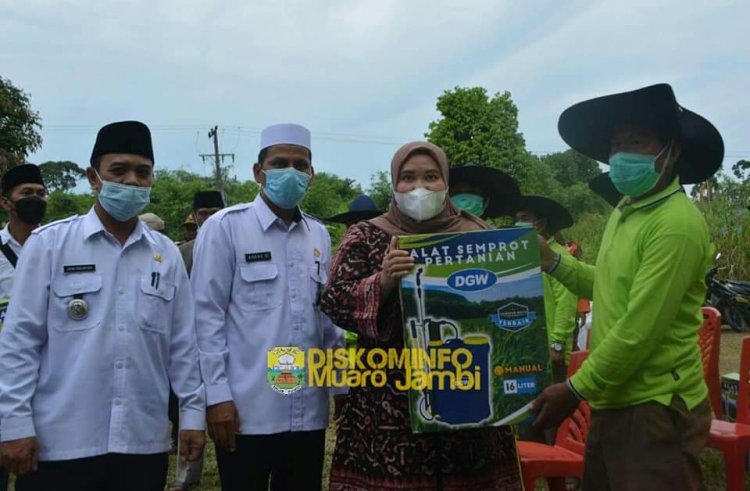 Bupati Masnah Tutup Pelatihan  Kelompok Tani Pengenalan TTG di Desa Kemingkingdalam