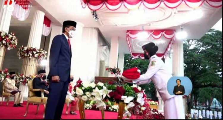 Pimpin Penurunan Bendera Merah Putih, Jokowi Gunakan Setelan Biru Dongker