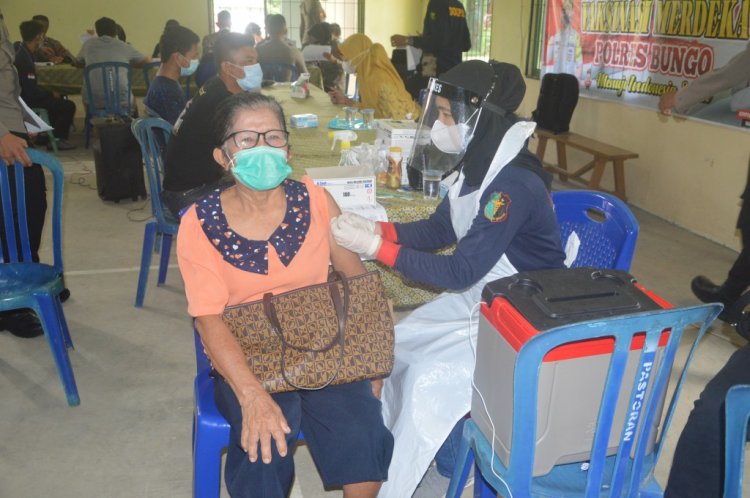 Gelar Vaksinasi Merdeka, Polres Bungo-Jambi Menyasar Ratusan Jemaat GKSP