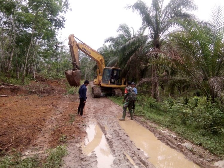 Bantu TNI Membuka Jalan saat Pra TMMD ke -112 Kodim Bute, Warga Tebo: Kami Senang Jalan Ini Digarap