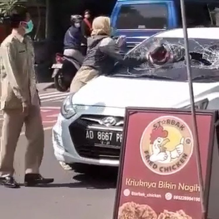 Viral! ASN Emak-emak Ngawi Ngamuk dan Pecahkan Kaca Mobil