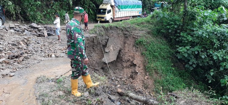 Jalan Bangko- Kerinci Longsor, Kendaraan Barang Belum Bisa Melintas