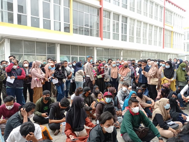 Viral, Vaksinasi di Yello Hotel Kota Jambi Picu Kerumunan