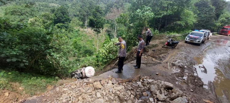 Nekat Terobos Jalan Longsor, Mobil Pengangkut Semen Terjun ke Jurang