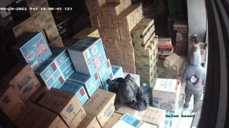 Viral! Aksi Pencuri Todong Pistol, Ambil Barang Toko Terekam CCTV