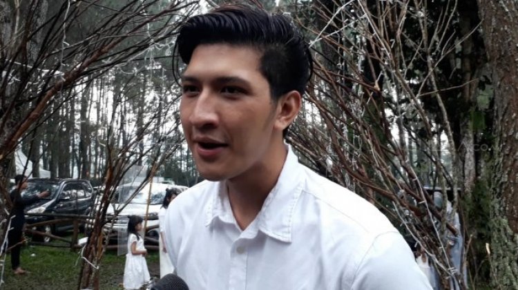 Sering Pakai Kalung Salib, Aditya Zoni Pindah Agama?